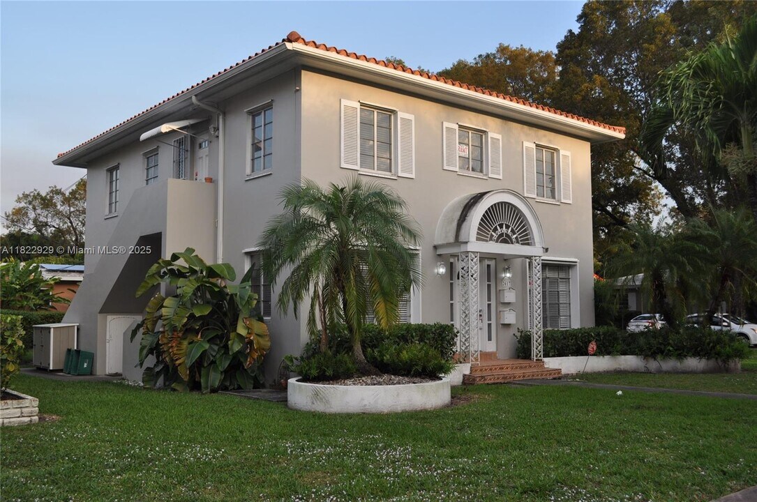 2617 Segovia St in Coral Gables, FL - Foto de edificio