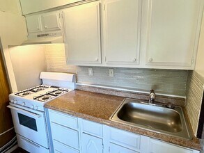 2301 Roosevelt Dr in Anchorage, AK - Building Photo - Building Photo