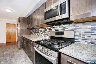 208 Anderson St in Hackensack, NJ - Building Photo - Building Photo