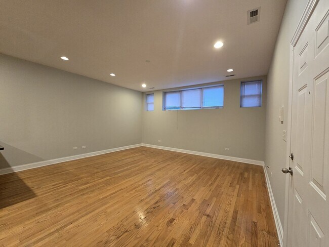 3831 N Kedzie Ave, Unit GN in Chicago, IL - Building Photo - Building Photo