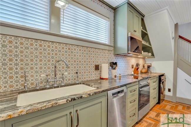 property at 410 E Victory Dr