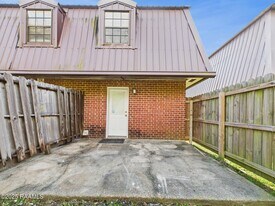 104 Country Ln in Lafayette, LA - Building Photo