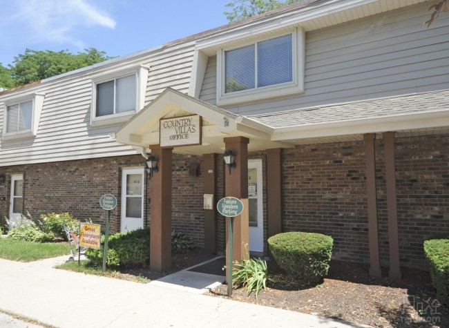 Country Villas Apartments & Townhomes in Lisle, IL - Foto de edificio - Building Photo