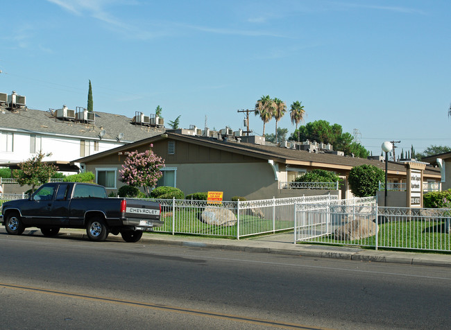 Garden Square Apartments in Fresno, CA - Foto de edificio - Building Photo