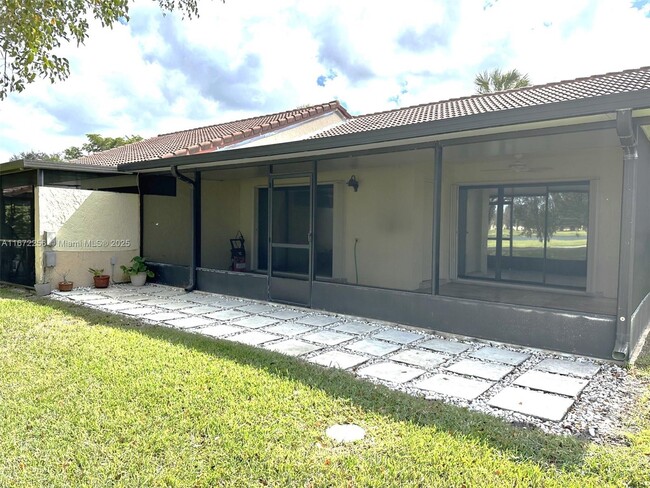 16225 Laurel Dr in Weston, FL - Foto de edificio - Building Photo