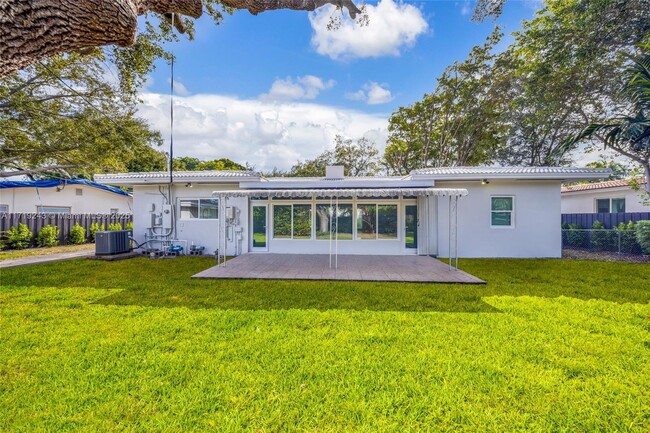 31 Samana Dr in Miami, FL - Building Photo - Building Photo