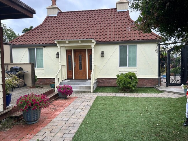 property at 1140 Tuolumne St