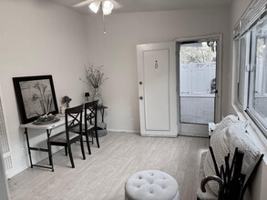10519 Chandler Blvd, Unit 2 in Los Angeles, CA - Building Photo - Building Photo