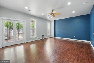 16006 Pitner St in Haymarket, VA - Foto de edificio - Building Photo