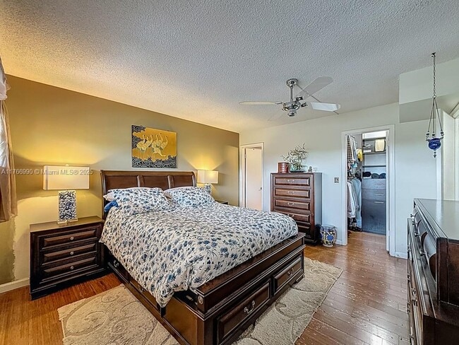 9411 N Hollybrook Lake Dr in Pembroke Pines, FL - Building Photo - Building Photo