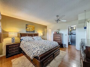 9411 N Hollybrook Lake Dr in Pembroke Pines, FL - Building Photo - Building Photo