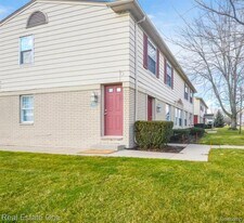 102 Princeton Dr in South Lyon, MI - Building Photo