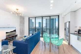 650 NE 2nd Ave in Miami, FL - Building Photo - Building Photo
