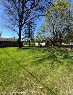 206 N John St in Highland, MI - Building Photo - Building Photo