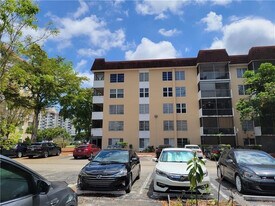 4158 Inverrary Dr in Lauderhill, FL - Building Photo
