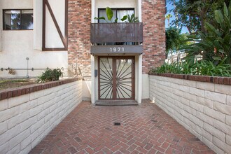 1971 Rodney Dr in Los Angeles, CA - Foto de edificio - Building Photo