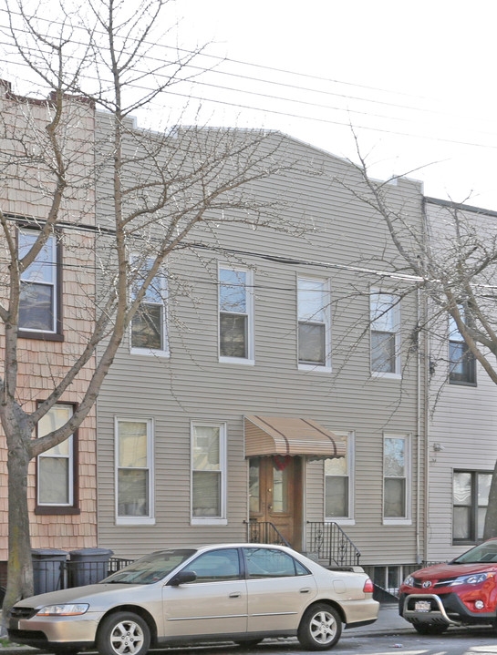 6717 Forest Ave in Ridgewood, NY - Building Photo