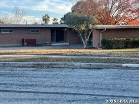 126 Clubhill in San Antonio, TX - Building Photo