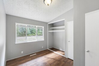 12769 Lala Cove Ln SE in Olalla, WA - Building Photo - Building Photo