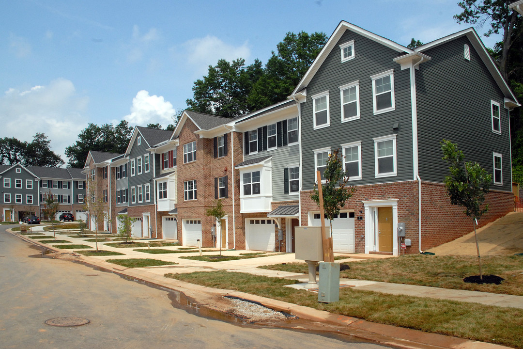 Hollins Station in Halethorpe, MD - Foto de edificio