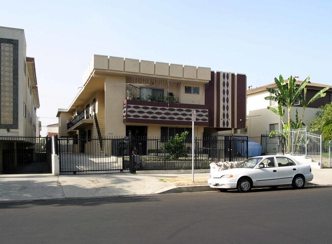 4942 Rosewood Ave in Los Angeles, CA - Foto de edificio - Building Photo
