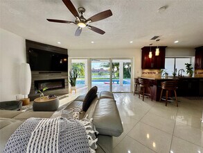 481 W Tropical Way in Plantation, FL - Building Photo - Building Photo