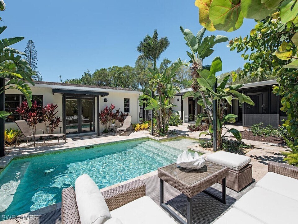 1200 9th Ave N in Naples, FL - Building Photo