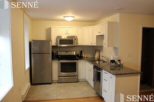 35 Davis Sq, Unit 10 in Somerville, MA - Building Photo