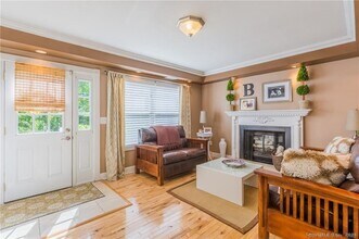 351 W Mountain Rd in Simsbury, CT - Building Photo - Building Photo