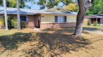 10861 126th Ave N in Largo, FL - Building Photo