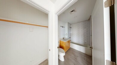 42 North Beacon St, Unit 503 in Boston, MA - Foto de edificio - Building Photo