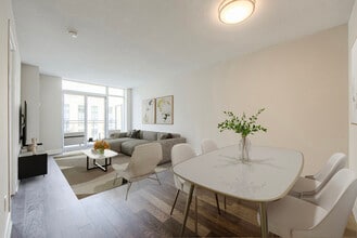 Uptown Towers I & II in Toronto, ON - Building Photo - Building Photo