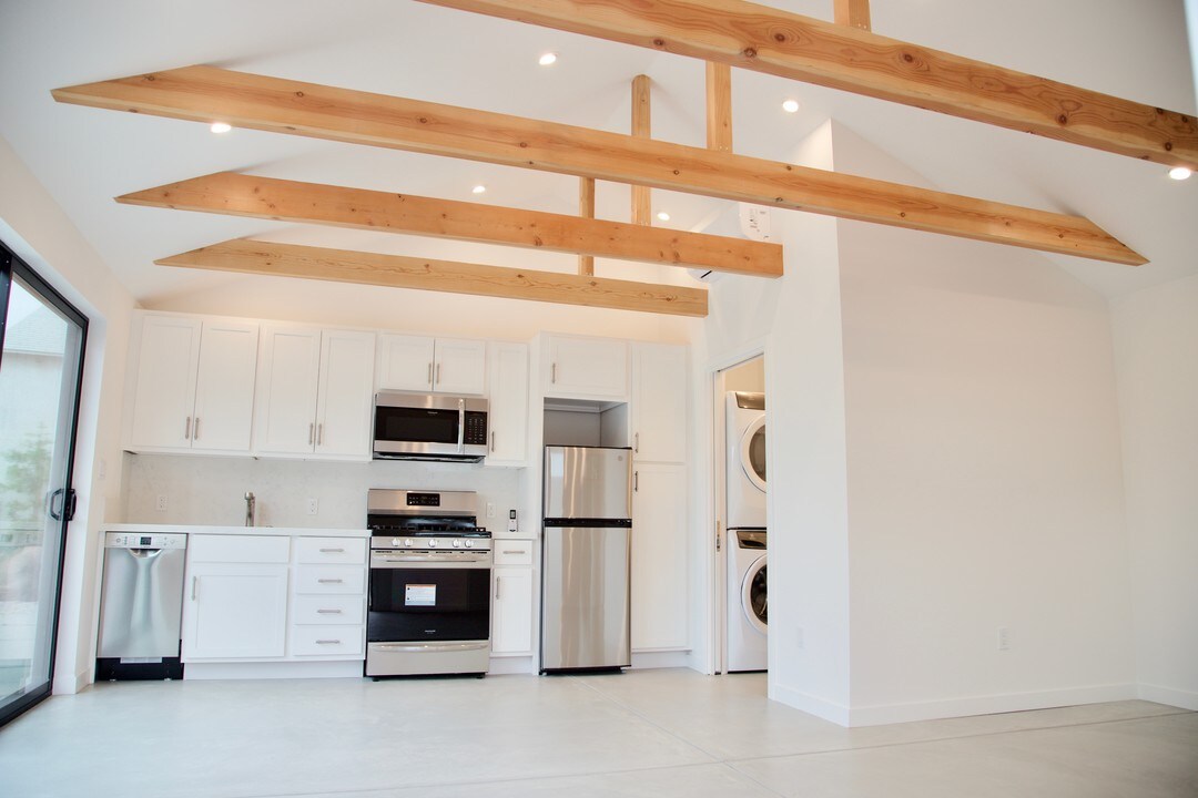 6521 W 87th St in Los Angeles, CA - Building Photo