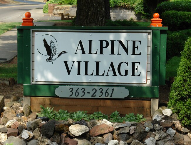 Alpine Village Apartments in Salem, OR - Foto de edificio - Building Photo