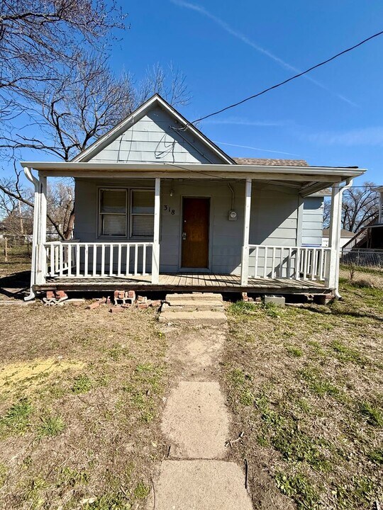 318 NE Paramore St in Topeka, KS - Building Photo
