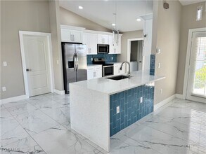 2215 SE 9th Terrace in Cape Coral, FL - Foto de edificio - Building Photo