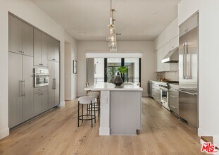 3218 S Barrington Ave in Los Angeles, CA - Building Photo - Building Photo