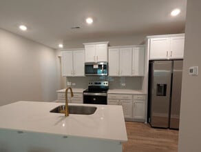 Room in Townhome on Reeves St in Charlotte, NC - Building Photo - Building Photo