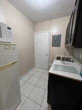 28 SE 8th St, Unit a in Dania Beach, FL - Building Photo - Building Photo