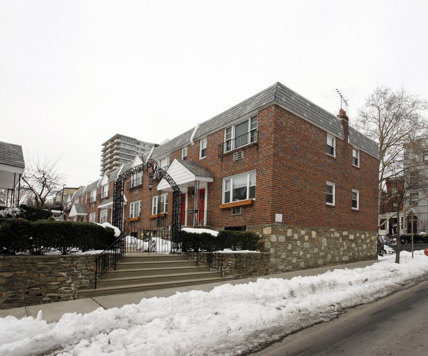 Parkway Village in Philadelphia, PA - Foto de edificio