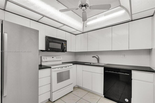 600 Three Islands Blvd in Hallandale Beach, FL - Building Photo - Building Photo