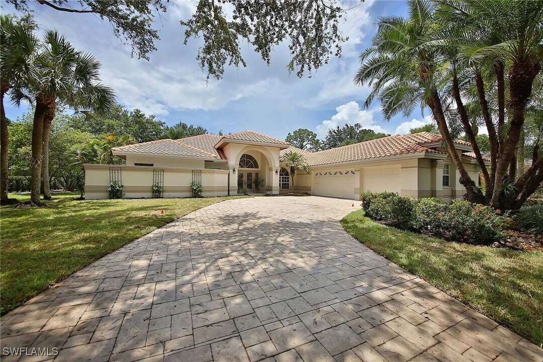 24760 Pennyroyal Dr in Bonita Springs, FL - Foto de edificio