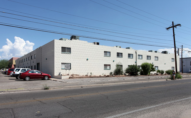 University Park Apartments in Tucson, AZ - Building Photo - Building Photo