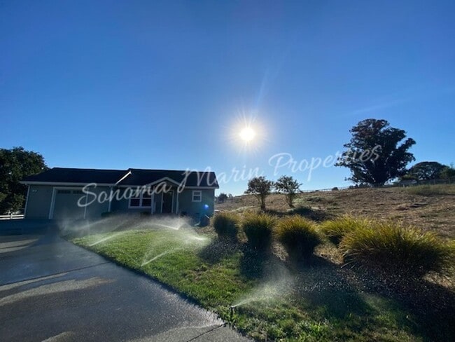 701 La Raye Ln in Petaluma, CA - Building Photo - Building Photo