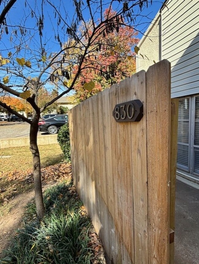 830 Cardinal Creek Blvd in Norman, OK - Foto de edificio - Building Photo