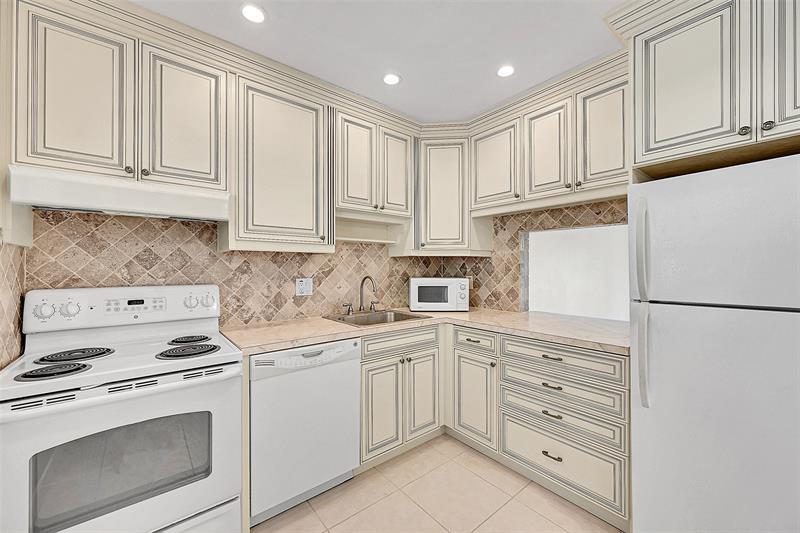 23 Abbey Ln in Delray Beach, FL - Building Photo