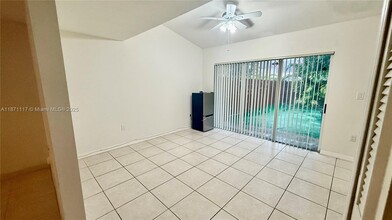 10150 SW 88th St in Miami, FL - Foto de edificio - Building Photo