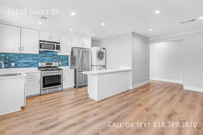 14139 Gault St in Los Angeles, CA - Building Photo - Building Photo