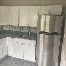 1818 Plainview Ave in Pittsburgh, PA - Foto de edificio - Building Photo