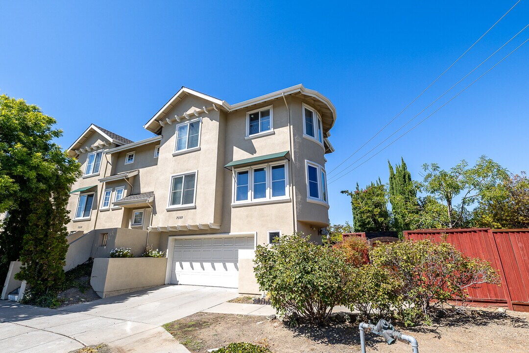 7335 Rainbow Dr in Cupertino, CA - Building Photo